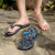 夏の新しぃファ§ンジのブレンドの冷いスリッパの男の人の字は男性の湿ったストレーパの个性的な潮流を引いて、韩国版の砂浜の靴の黒の青の9183 40