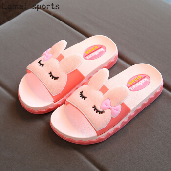 女の子の子供の夏の靴のスリッパ2歳の子供が風呂に入る時に着るピンクの冷たいスリッパの女の子のキャラクターです。